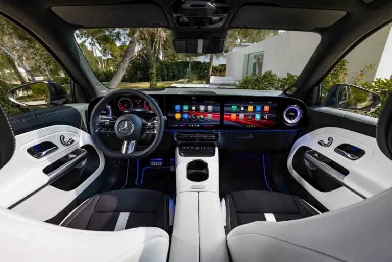 El Mercedes GLB estrena MB.OS: pantalla dual de 10,25 y 14 pulgadas con asistente IA que personaliza la conducción