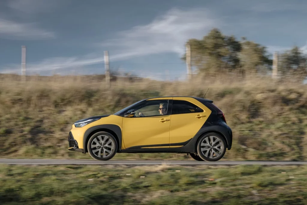 Los 4 coches que no temen a la subida de la gasolina: Gastan menos de 4,0 l/100 km y tienen etiqueta ECO 287 Motor16 primera prueba toyota aygo x cross hibrido 2 Motor16