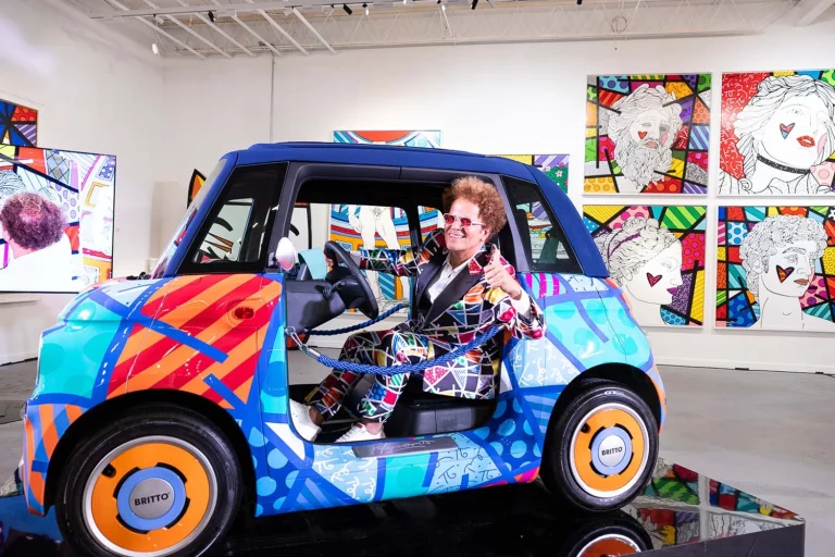 El Fiat Topolino se transforma en una obra de «arte feliz» de la mano de Romero Britto