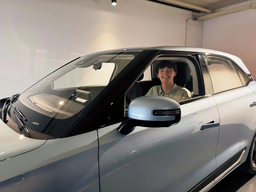 Dongfeng vuelve a regalar un coche al alumno con mejor nota de la PAU 1 Motor16 santiago quemada dongfeng box1 Motor16