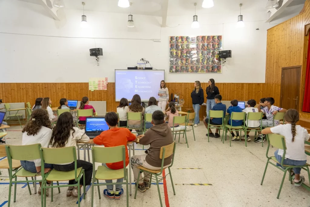 Este Volkswagen ID. Buzz abre las puertas de la ciencia a niños y niñas de entornos rurales 7 Motor16 Este Volkswagen ID. Buzz abre las puertas de la ciencia a niños y niñas de entornos rurales