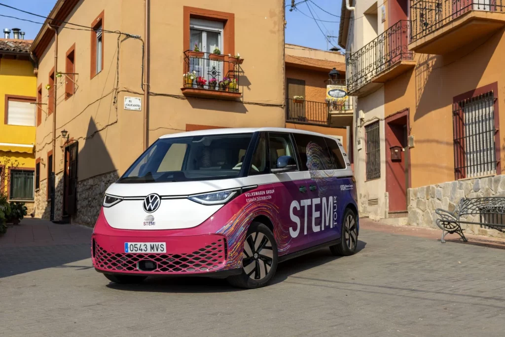 Este Volkswagen ID. Buzz abre las puertas de la ciencia a niños y niñas de entornos rurales 4 Motor16 Este Volkswagen ID. Buzz abre las puertas de la ciencia a niños y niñas de entornos rurales