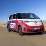 Este Volkswagen ID. Buzz abre las puertas de la ciencia a niños y niñas de entornos rurales