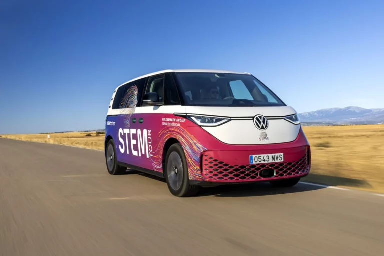 Este Volkswagen ID. Buzz abre las puertas de la ciencia a niños y niñas de entornos rurales