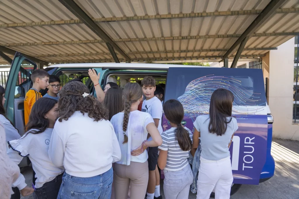 Este Volkswagen ID. Buzz abre las puertas de la ciencia a niños y niñas de entornos rurales 14 Motor16 Este Volkswagen ID. Buzz abre las puertas de la ciencia a niños y niñas de entornos rurales