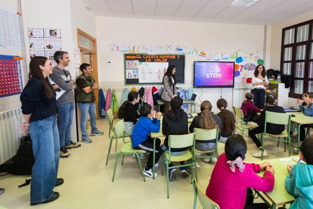 Este Volkswagen ID. Buzz abre las puertas de la ciencia a niños y niñas de entornos rurales 12 Motor16 Este Volkswagen ID. Buzz abre las puertas de la ciencia a niños y niñas de entornos rurales