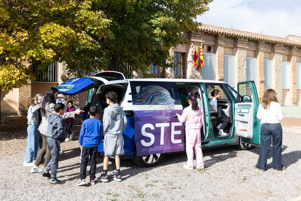 Este Volkswagen ID. Buzz abre las puertas de la ciencia a niños y niñas de entornos rurales 1 Motor16 Este Volkswagen ID. Buzz abre las puertas de la ciencia a niños y niñas de entornos rurales