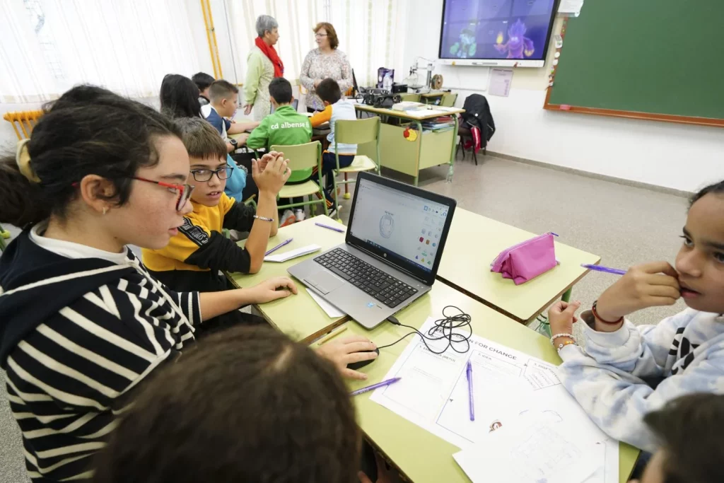 Este Volkswagen ID. Buzz abre las puertas de la ciencia a niños y niñas de entornos rurales 11 Motor16 Este Volkswagen ID. Buzz abre las puertas de la ciencia a niños y niñas de entornos rurales