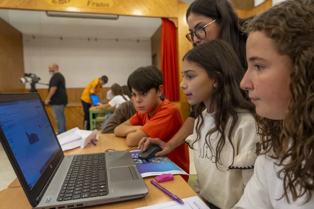 Este Volkswagen ID. Buzz abre las puertas de la ciencia a niños y niñas de entornos rurales 2 Motor16 Este Volkswagen ID. Buzz abre las puertas de la ciencia a niños y niñas de entornos rurales