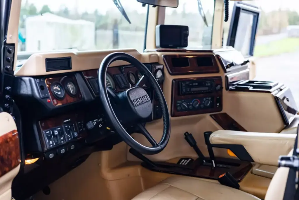 Este Hummer H1, el último coche que compró Tupac, sale a subasta una vez más 1 Motor16 1996 Hummer H1 Tupac. Imagen interior.