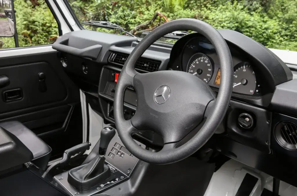 2016 chasis cab australia 3 Motor16