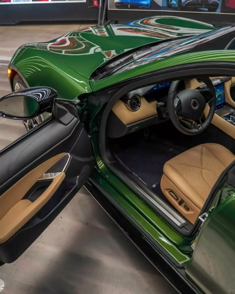 2025 Karma Revero Final. Imagen interior.