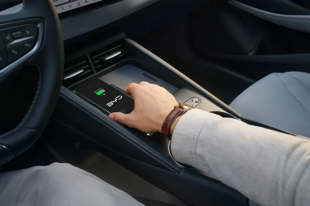 BYD y las 14 tecnologías que utiliza en sus vehículos para potenciar el confort y la seguridad 5 Motor16 2026 BYD tecnologías confort y seguridad. Imagen cargador.