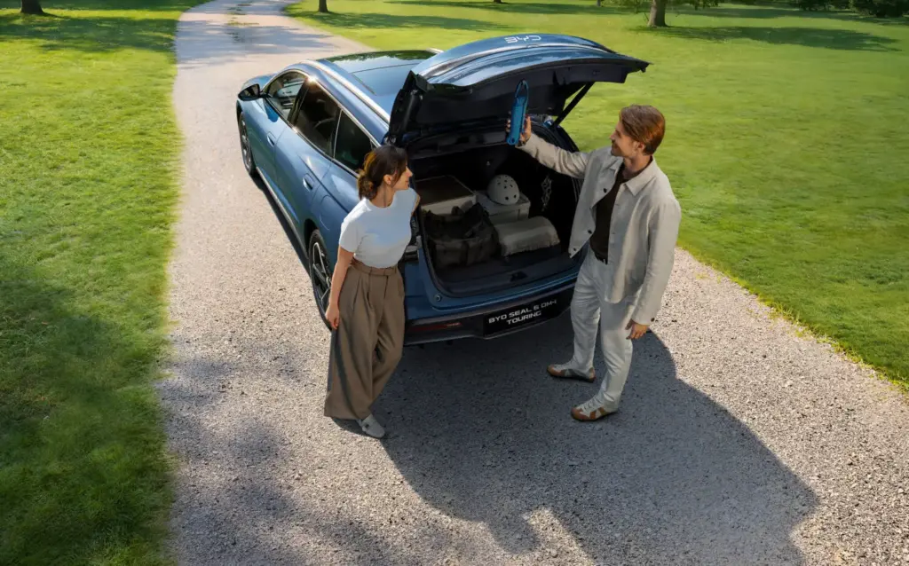 BYD y las 14 tecnologías que utiliza en sus vehículos para potenciar el confort y la seguridad 6 Motor16 2026 BYD tecnologías confort y seguridad. Imagen maletero.