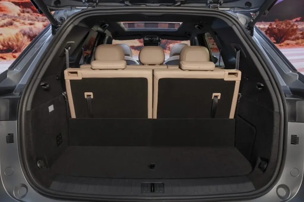 2026 EBRO s900 PHEV interiores 5 Motor16