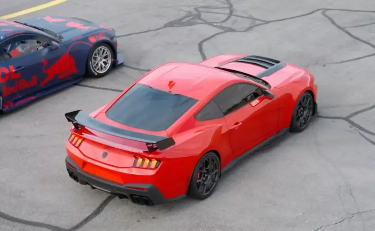 Red Bull y Verstappen destapan el Ford Mustang más esperado y también secreto