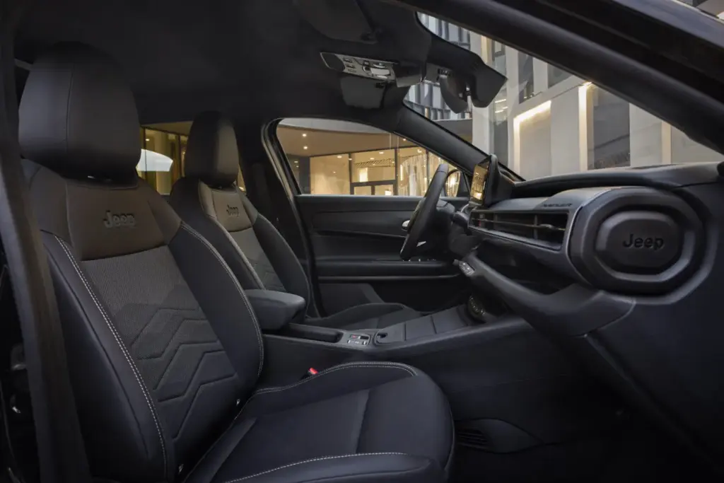 2026 Jeep Avenger Black Edition 18 Motor16