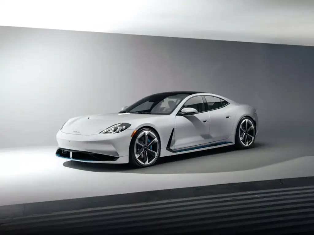 2026 Karma Gyesera. Imagen delantera.