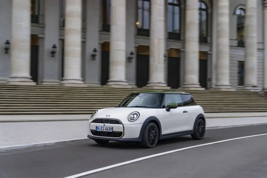 2026 MINI Cooper E Paul Smith. Imagen movimiento.