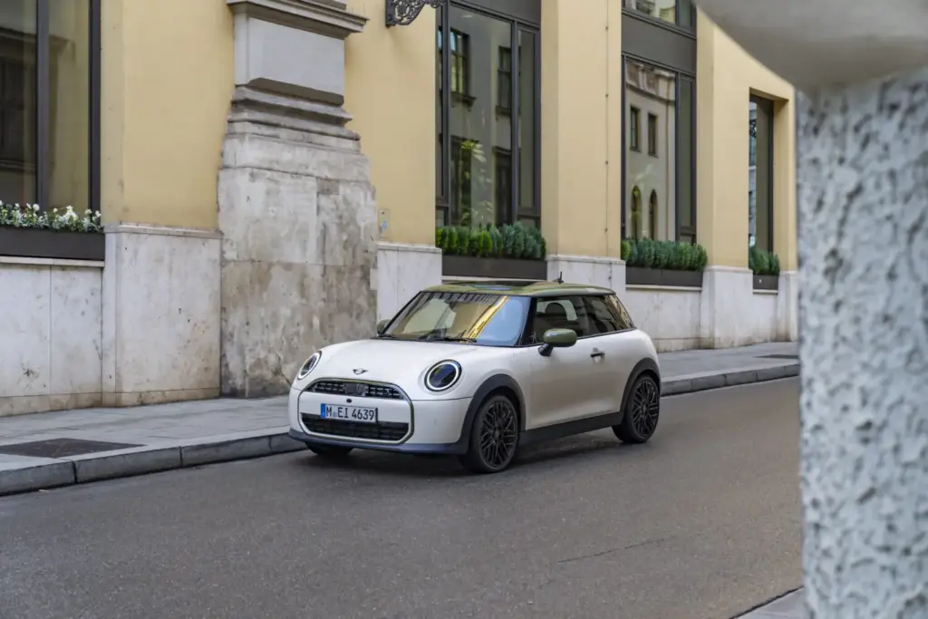 2026 MINI Cooper E Paul Smith 16 Motor16