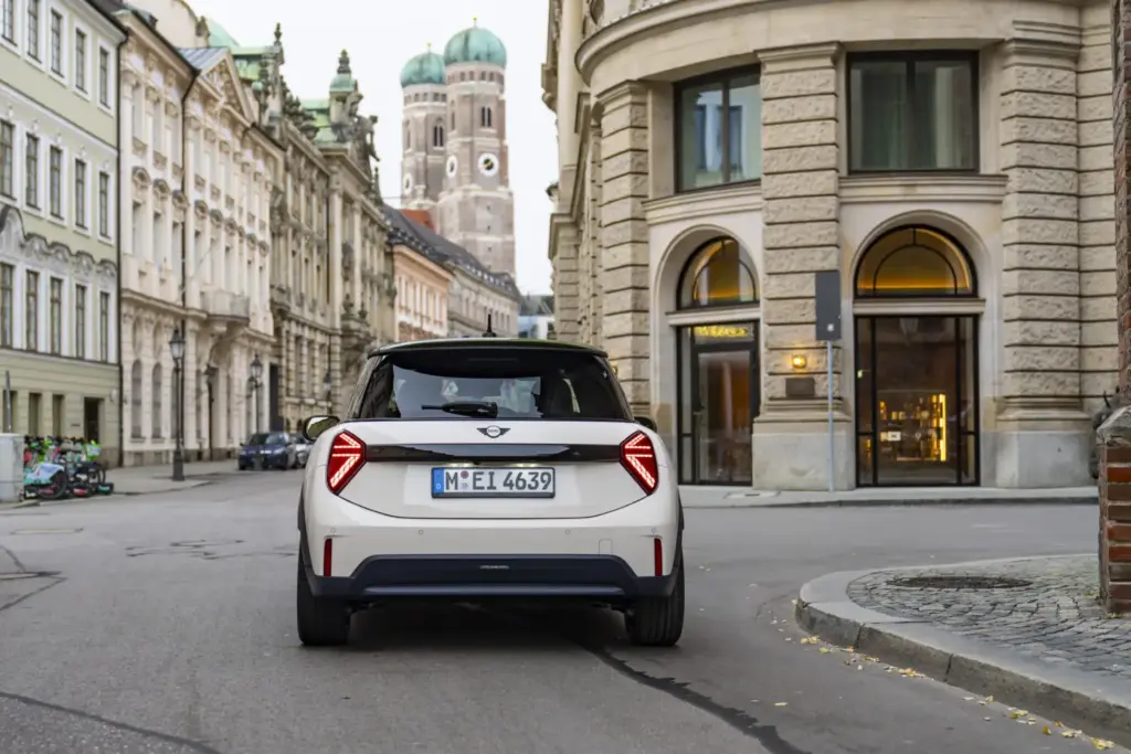 2026 MINI Cooper E Paul Smith. Imagen trasera.