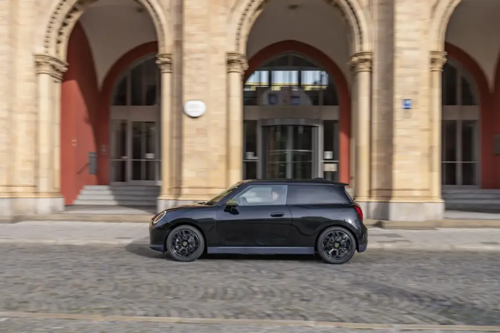 2026 MINI Cooper E Paul Smith 30 Motor16