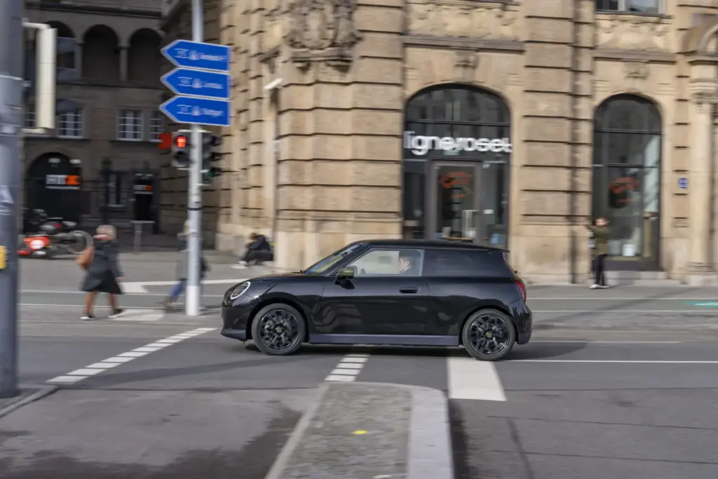 2026 MINI Cooper E Paul Smith 31 Motor16