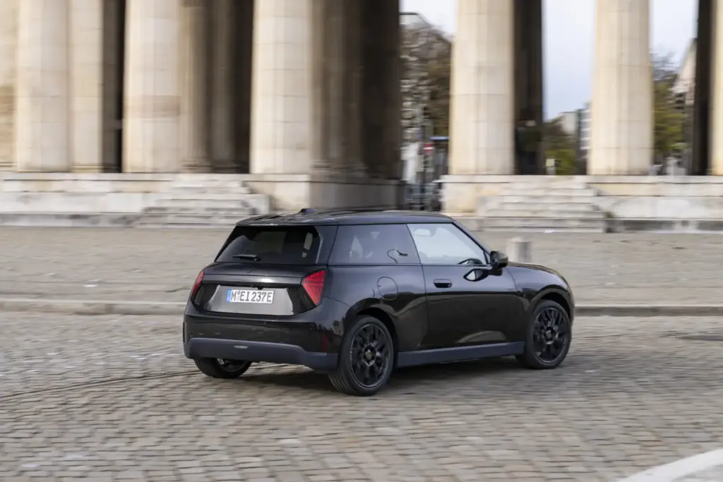 2026 MINI Cooper E Paul Smith 35 Motor16