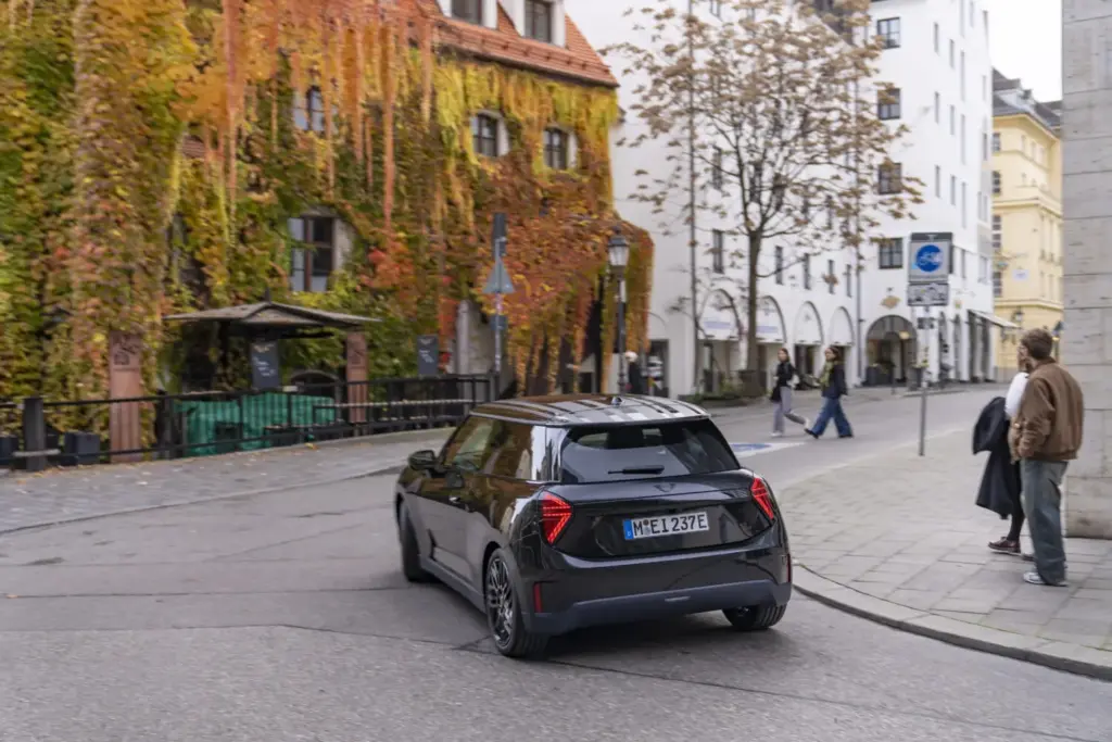 2026 MINI Cooper E Paul Smith 37 Motor16