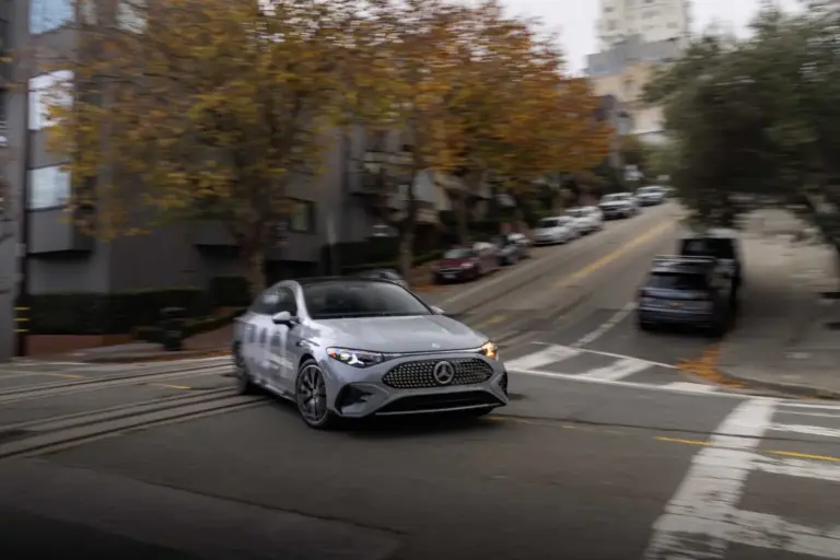 Mercedes-Benz desafía a Tesla en Estados Unidos con una opción de 1.100 euros al año