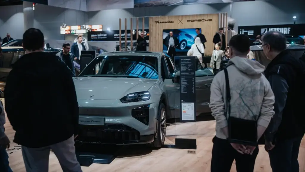 2026 Porsche Macan Turbo Frauscher 14 Motor16