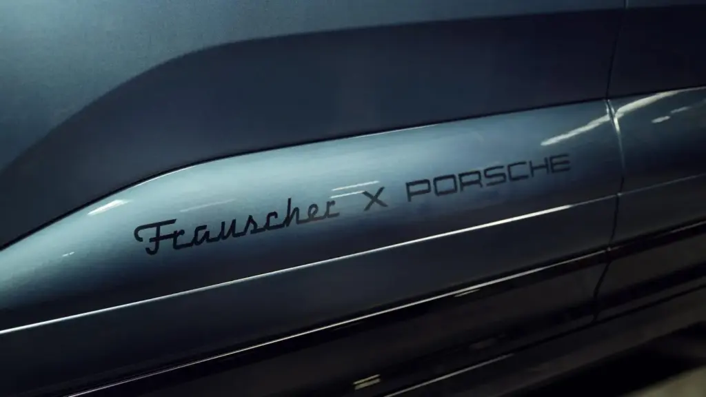 2026 Porsche Macan Turbo Frauscher. Imagen emblema.