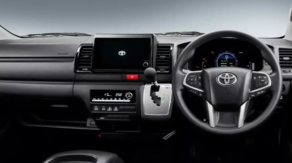 Toyota dimostra che 22 anni non sono una scusa per mandare in pensione un indistruttibile modello 2 Motor16 2026 Toyota HiAce. Immagine interna.