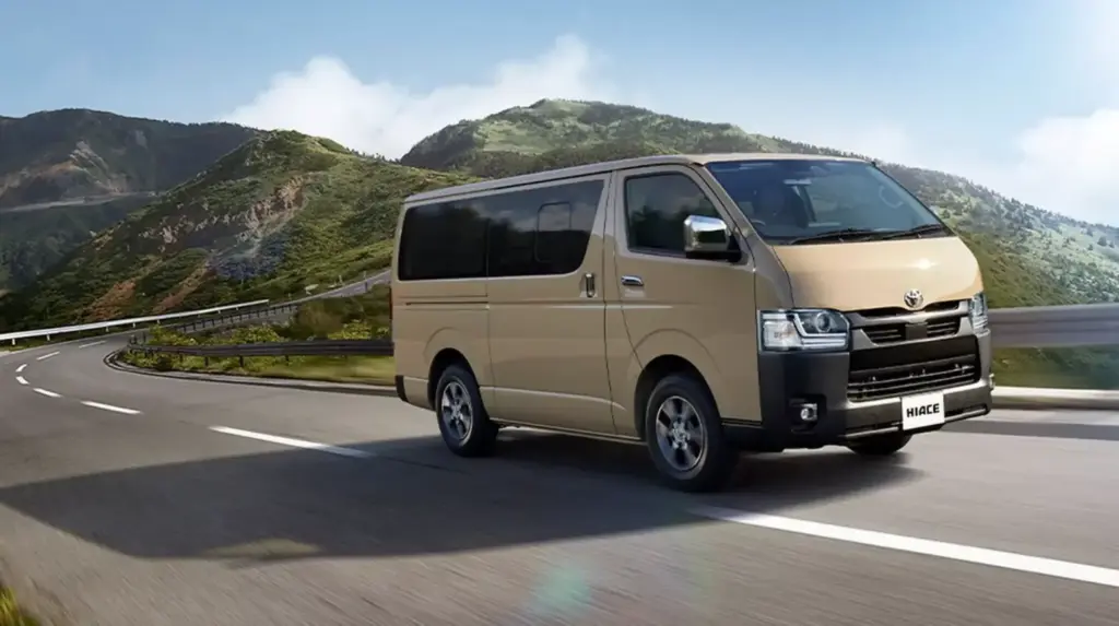 Toyota dimostra che 22 anni non sono una scusa per mandare in pensione un indistruttibile modello 3 Motor16 2026 Toyota HiAce. Immagine del movimento.