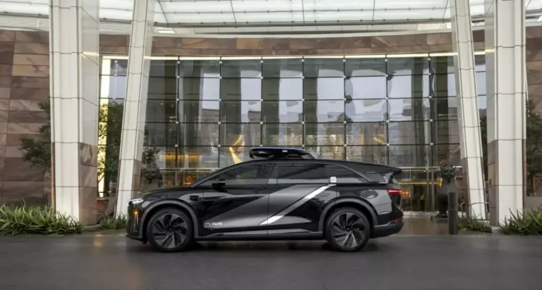 Uber tiene a punto de caramelo su robotaxi gracias a Lucid y Nuro