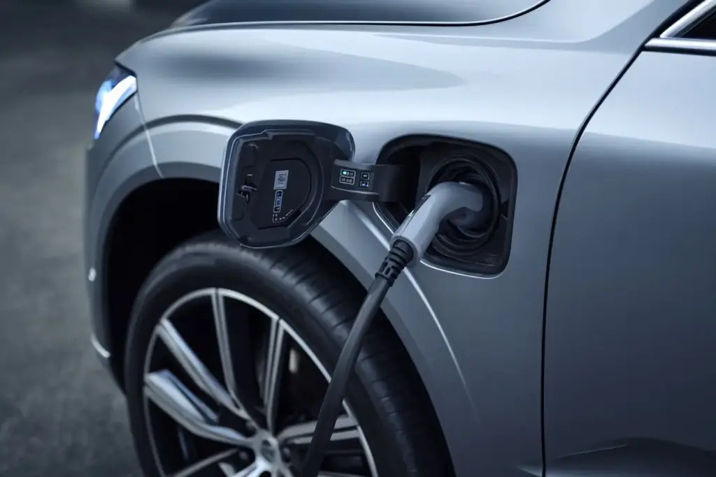 2026 Volvo XC90. Puerto de carga. PHEV. Euro 6e-bis. Normativa.