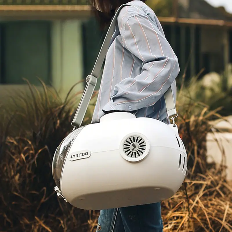 JAECOO se marca una línea de accesorios pensados para tus perros y gatos 1 Motor16 2026 JAECOO accesorios mascotas. Imagen transportín.