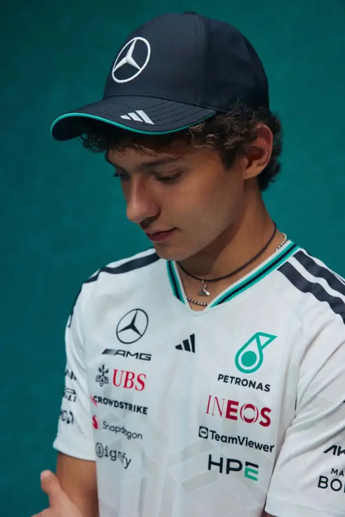 El equipo Mercedes-AMG Petronas de F1 y adidas tienen nueva colección de ropa y calzado 3 Motor16 2026 adidas mercedes amg petronas7 Motor16