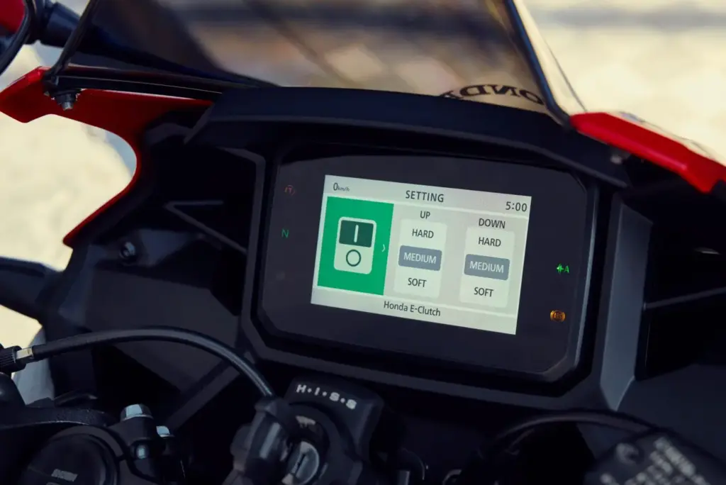 Honda expande su tecnología E-Clutch a su gama media 10 Motor16 556071 26YM Honda CBR500R Motor16