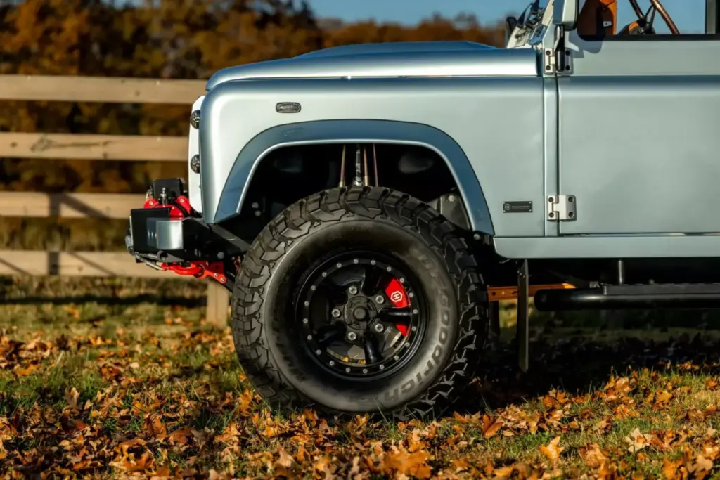 Este Defender restomod cuesta como un Rolls-Royce pero nos gusta más; mucho más