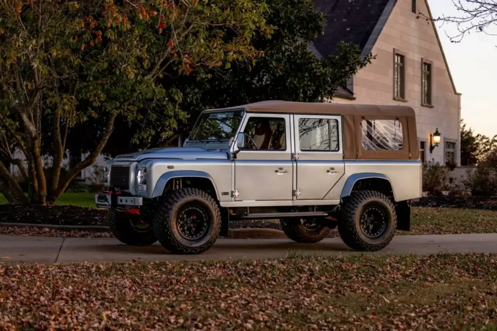 Este Defender restomod cuesta como un Rolls-Royce pero nos gusta más; mucho más