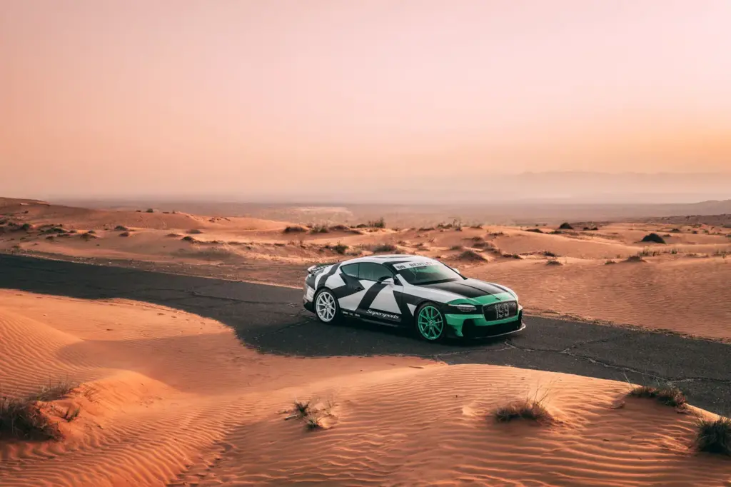 El debut europeo del Bentley Supersports se celebra, quemando rueda, en Dubái 6 Motor16 BENTLEY Supersports Dubai 1 3 Motor16