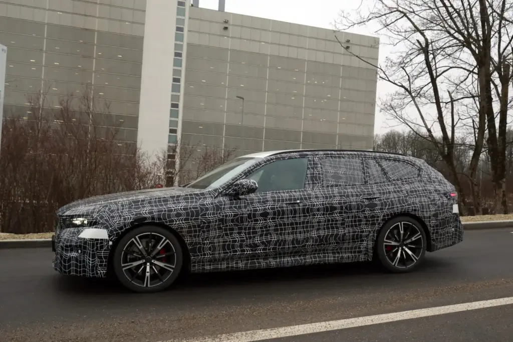 BMW Serie 5 Touring 2027 10 Motor16