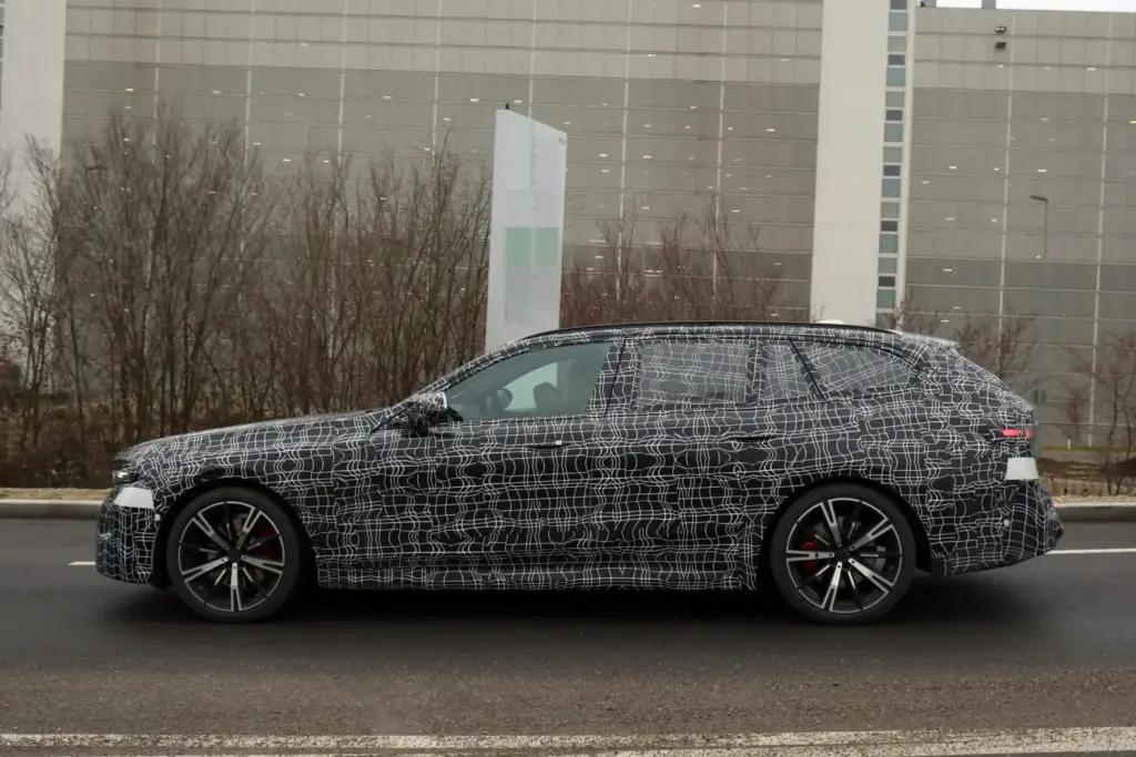 BMW Serie 5 Touring 2027 (11)