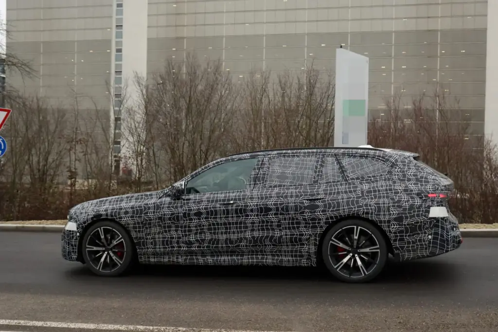 BMW Serie 5 Touring 2027 12 Motor16