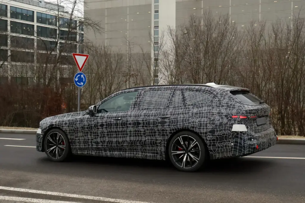 BMW Serie 5 Touring 2027 13 Motor16