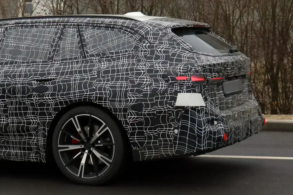 BMW Serie 5 Touring 2027 14 Motor16