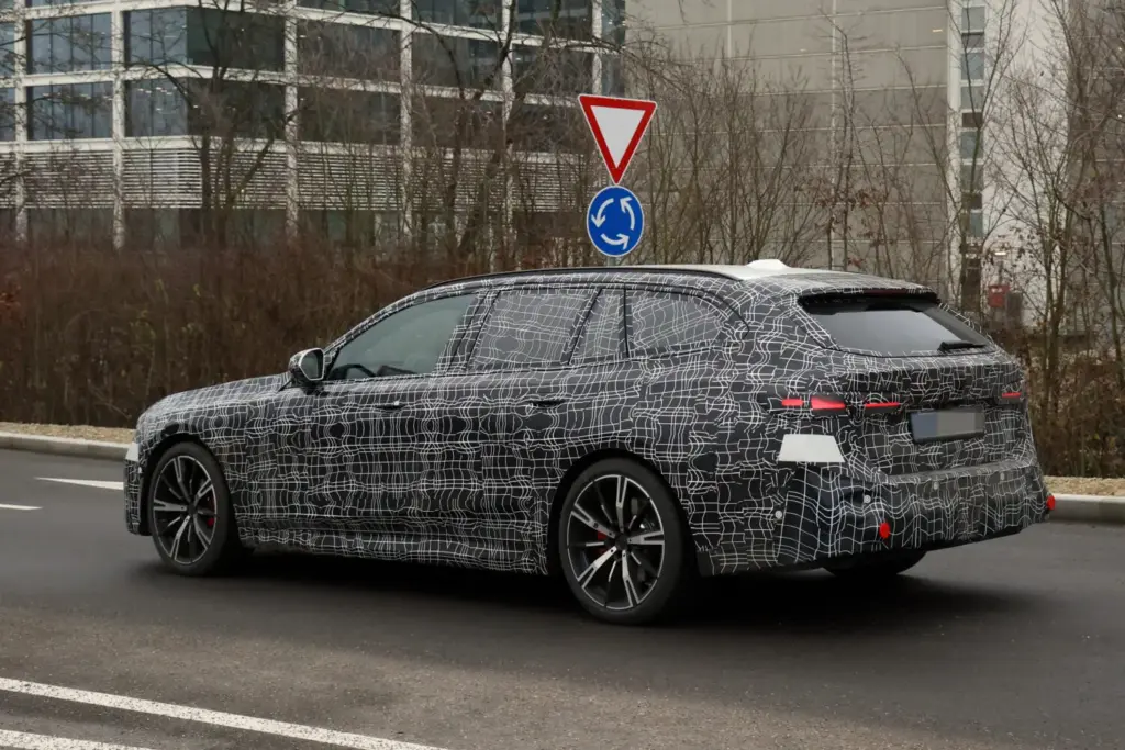 BMW Serie 5 Touring 2027 15 Motor16