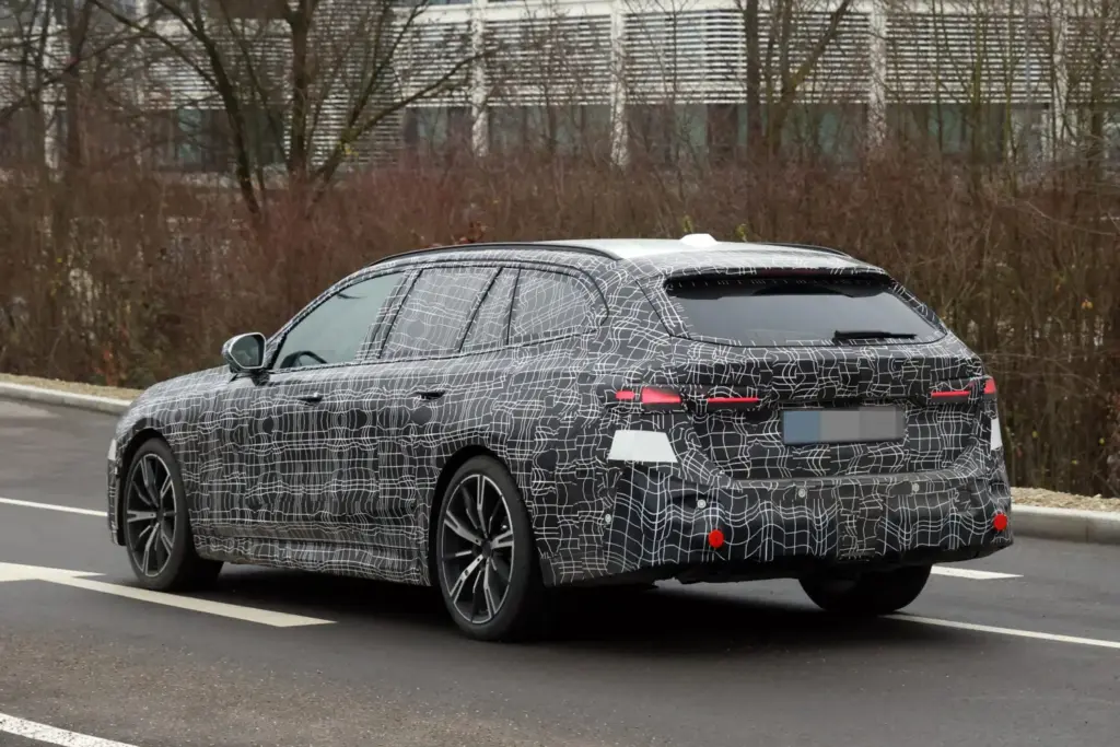 BMW Serie 5 Touring 2027 18 Motor16