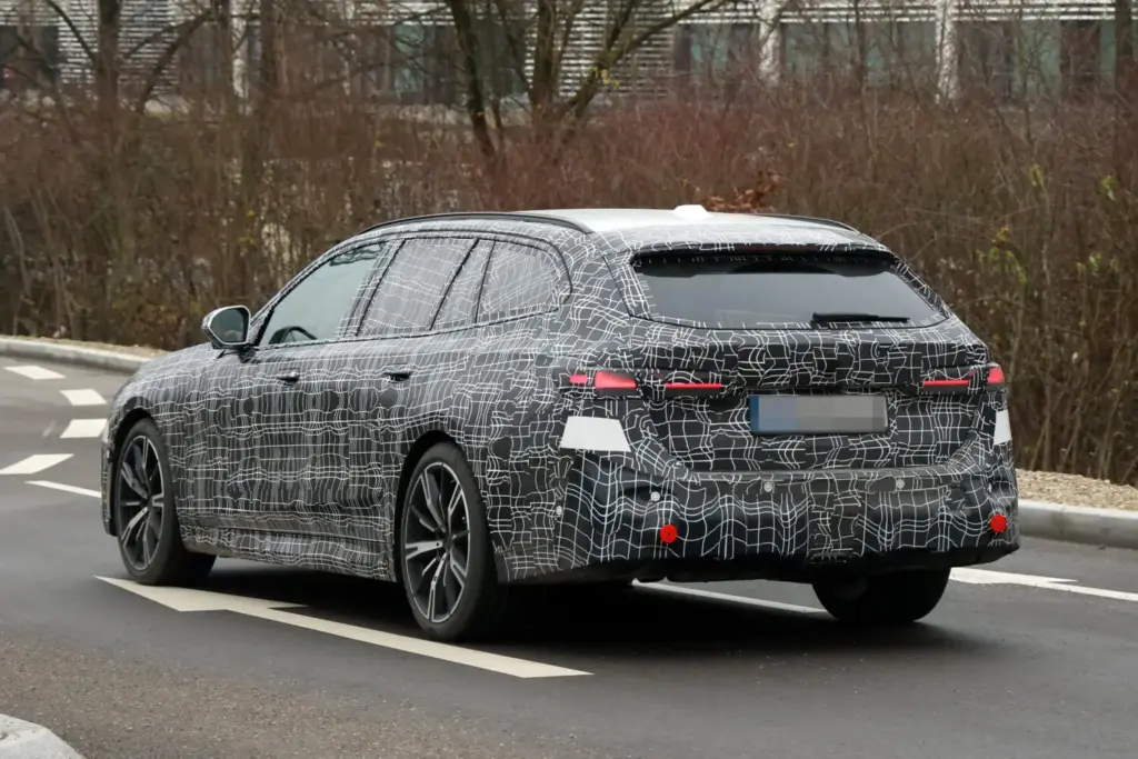 BMW Serie 5 Touring 2027 19 Motor16